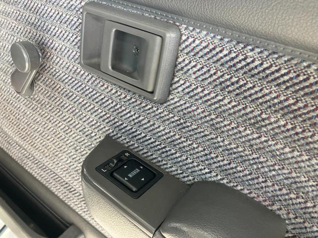 ハイラックスピックアップ ダブルキャブ　ＳＳＲ　４ＷＤ　ＭＴ　エアコン　ＣＤ　カセット	スペアキー有り　タイミングベルトＨ２８年６月１５日８４，０００ｋｍ時交換ステッカー有り　５速マニュアル車両　４ＷＤ　社外１５インチ　社外オーディオ　ＣＤ　ラジオ（8枚目）