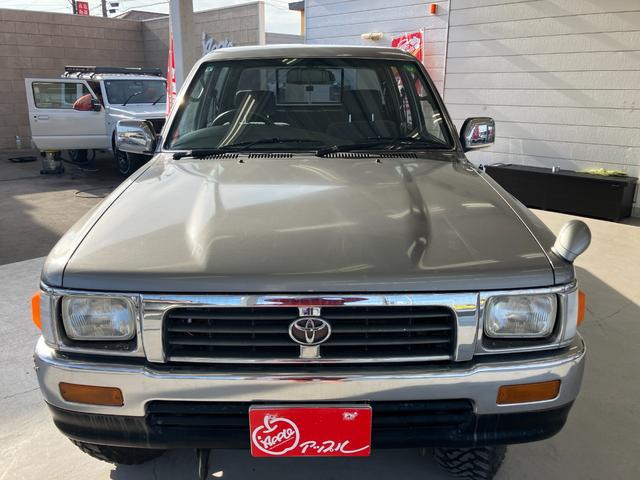 ハイラックスピックアップ ダブルキャブ　ＳＳＲ　４ＷＤ　ＭＴ　エアコン　ＣＤ　カセット	スペアキー有り　タイミングベルトＨ２８年６月１５日８４，０００ｋｍ時交換ステッカー有り　５速マニュアル車両　４ＷＤ　社外１５インチ　社外オーディオ　ＣＤ　ラジオ（12枚目）