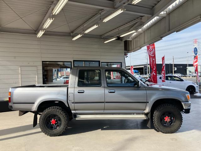 ハイラックスピックアップ ダブルキャブ　ＳＳＲ　４ＷＤ　ＭＴ　エアコン　ＣＤ　カセット	スペアキー有り　タイミングベルトＨ２８年６月１５日８４，０００ｋｍ時交換ステッカー有り　５速マニュアル車両　４ＷＤ　社外１５インチ　社外オーディオ　ＣＤ　ラジオ（14枚目）