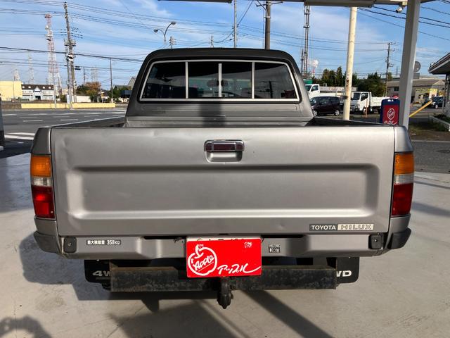 ハイラックスピックアップ ダブルキャブ　ＳＳＲ　４ＷＤ　ＭＴ　エアコン　ＣＤ　カセット	スペアキー有り　タイミングベルトＨ２８年６月１５日８４，０００ｋｍ時交換ステッカー有り　５速マニュアル車両　４ＷＤ　社外１５インチ　社外オーディオ　ＣＤ　ラジオ（16枚目）