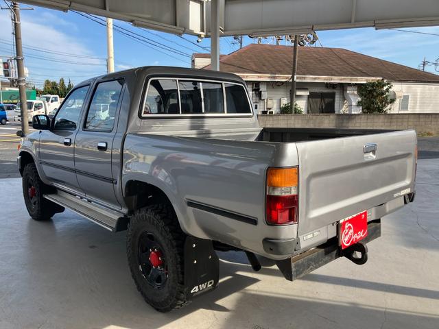 ハイラックスピックアップ ダブルキャブ　ＳＳＲ　４ＷＤ　ＭＴ　エアコン　ＣＤ　カセット	スペアキー有り　タイミングベルトＨ２８年６月１５日８４，０００ｋｍ時交換ステッカー有り　５速マニュアル車両　４ＷＤ　社外１５インチ　社外オーディオ　ＣＤ　ラジオ（17枚目）