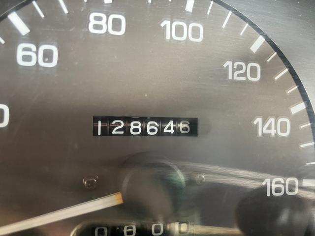 ハイラックスピックアップ ダブルキャブ　ＳＳＲ　４ＷＤ　ＭＴ　エアコン　ＣＤ　カセット	スペアキー有り　タイミングベルトＨ２８年６月１５日８４，０００ｋｍ時交換ステッカー有り　５速マニュアル車両　４ＷＤ　社外１５インチ　社外オーディオ　ＣＤ　ラジオ（21枚目）