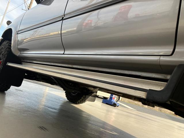 ハイラックスピックアップ ダブルキャブ　ＳＳＲ　４ＷＤ　ＭＴ　エアコン　ＣＤ　カセット	スペアキー有り　タイミングベルトＨ２８年６月１５日８４，０００ｋｍ時交換ステッカー有り　５速マニュアル車両　４ＷＤ　社外１５インチ　社外オーディオ　ＣＤ　ラジオ（22枚目）