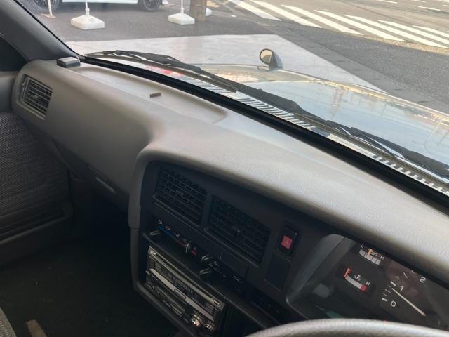 ハイラックスピックアップ ダブルキャブ　ＳＳＲ　４ＷＤ　ＭＴ　エアコン　ＣＤ　カセット	スペアキー有り　タイミングベルトＨ２８年６月１５日８４，０００ｋｍ時交換ステッカー有り　５速マニュアル車両　４ＷＤ　社外１５インチ　社外オーディオ　ＣＤ　ラジオ（26枚目）