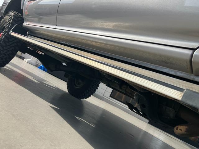 ハイラックスピックアップ ダブルキャブ　ＳＳＲ　４ＷＤ　ＭＴ　エアコン　ＣＤ　カセット	スペアキー有り　タイミングベルトＨ２８年６月１５日８４，０００ｋｍ時交換ステッカー有り　５速マニュアル車両　４ＷＤ　社外１５インチ　社外オーディオ　ＣＤ　ラジオ（27枚目）