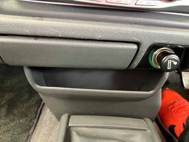 ハイラックスピックアップ ダブルキャブ　ＳＳＲ　４ＷＤ　ＭＴ　エアコン　ＣＤ　カセット	スペアキー有り　タイミングベルトＨ２８年６月１５日８４，０００ｋｍ時交換ステッカー有り　５速マニュアル車両　４ＷＤ　社外１５インチ　社外オーディオ　ＣＤ　ラジオ（28枚目）