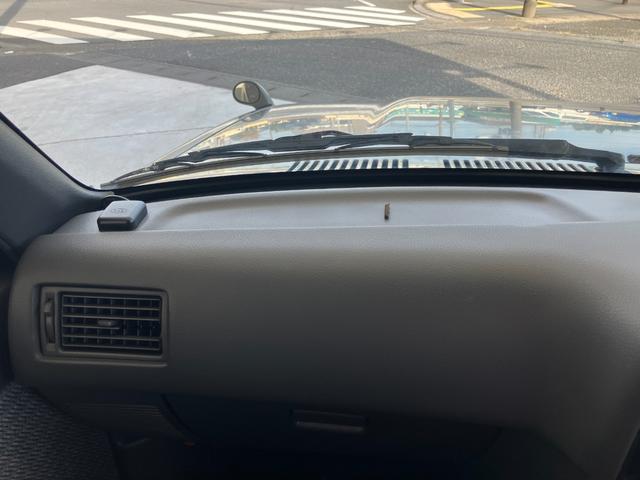 ハイラックスピックアップ ダブルキャブ　ＳＳＲ　４ＷＤ　ＭＴ　エアコン　ＣＤ　カセット	スペアキー有り　タイミングベルトＨ２８年６月１５日８４，０００ｋｍ時交換ステッカー有り　５速マニュアル車両　４ＷＤ　社外１５インチ　社外オーディオ　ＣＤ　ラジオ（30枚目）