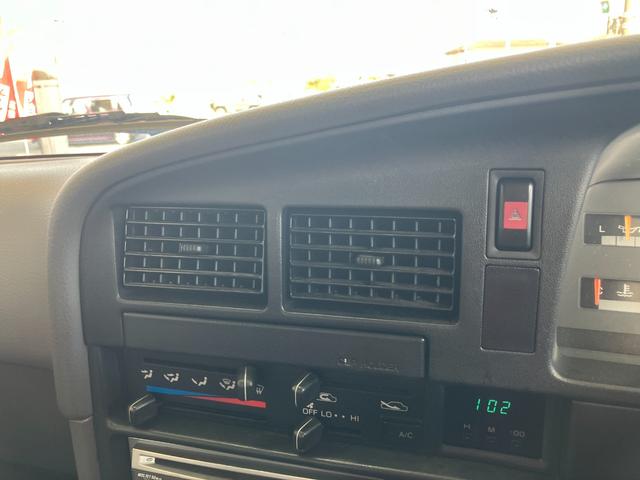 ハイラックスピックアップ ダブルキャブ　ＳＳＲ　４ＷＤ　ＭＴ　エアコン　ＣＤ　カセット	スペアキー有り　タイミングベルトＨ２８年６月１５日８４，０００ｋｍ時交換ステッカー有り　５速マニュアル車両　４ＷＤ　社外１５インチ　社外オーディオ　ＣＤ　ラジオ（31枚目）