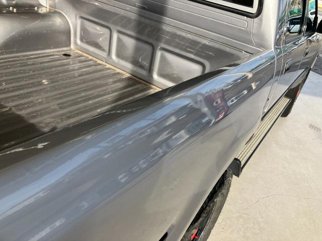 ハイラックスピックアップ ダブルキャブ　ＳＳＲ　４ＷＤ　ＭＴ　エアコン　ＣＤ　カセット	スペアキー有り　タイミングベルトＨ２８年６月１５日８４，０００ｋｍ時交換ステッカー有り　５速マニュアル車両　４ＷＤ　社外１５インチ　社外オーディオ　ＣＤ　ラジオ（33枚目）