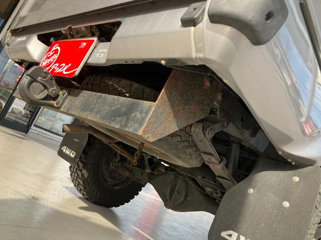 ハイラックスピックアップ ダブルキャブ　ＳＳＲ　４ＷＤ　ＭＴ　エアコン　ＣＤ　カセット	スペアキー有り　タイミングベルトＨ２８年６月１５日８４，０００ｋｍ時交換ステッカー有り　５速マニュアル車両　４ＷＤ　社外１５インチ　社外オーディオ　ＣＤ　ラジオ（38枚目）