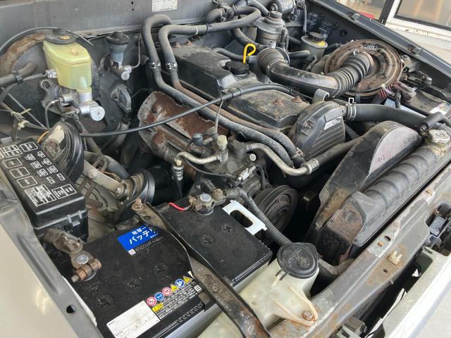 ハイラックスピックアップ ダブルキャブ　ＳＳＲ　４ＷＤ　ＭＴ　エアコン　ＣＤ　カセット	スペアキー有り　タイミングベルトＨ２８年６月１５日８４，０００ｋｍ時交換ステッカー有り　５速マニュアル車両　４ＷＤ　社外１５インチ　社外オーディオ　ＣＤ　ラジオ（43枚目）