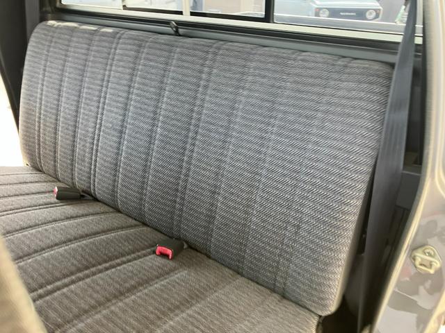 ハイラックスピックアップ ダブルキャブ　ＳＳＲ　４ＷＤ　ＭＴ　エアコン　ＣＤ　カセット	スペアキー有り　タイミングベルトＨ２８年６月１５日８４，０００ｋｍ時交換ステッカー有り　５速マニュアル車両　４ＷＤ　社外１５インチ　社外オーディオ　ＣＤ　ラジオ（44枚目）