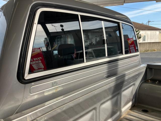 ハイラックスピックアップ ダブルキャブ　ＳＳＲ　４ＷＤ　ＭＴ　エアコン　ＣＤ　カセット	スペアキー有り　タイミングベルトＨ２８年６月１５日８４，０００ｋｍ時交換ステッカー有り　５速マニュアル車両　４ＷＤ　社外１５インチ　社外オーディオ　ＣＤ　ラジオ（47枚目）