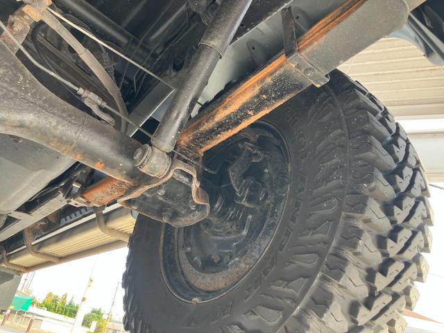 ハイラックスピックアップ ダブルキャブ　ＳＳＲ　４ＷＤ　ＭＴ　エアコン　ＣＤ　カセット	スペアキー有り　タイミングベルトＨ２８年６月１５日８４，０００ｋｍ時交換ステッカー有り　５速マニュアル車両　４ＷＤ　社外１５インチ　社外オーディオ　ＣＤ　ラジオ（51枚目）