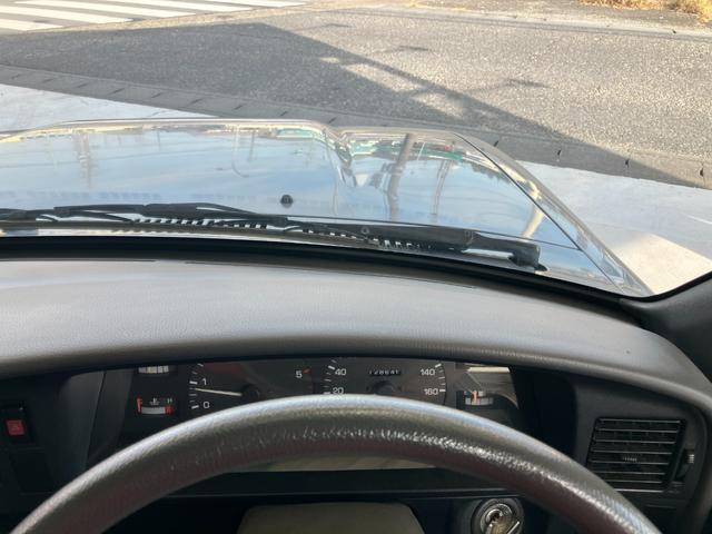 ハイラックスピックアップ ダブルキャブ　ＳＳＲ　４ＷＤ　ＭＴ　エアコン　ＣＤ　カセット	スペアキー有り　タイミングベルトＨ２８年６月１５日８４，０００ｋｍ時交換ステッカー有り　５速マニュアル車両　４ＷＤ　社外１５インチ　社外オーディオ　ＣＤ　ラジオ（53枚目）