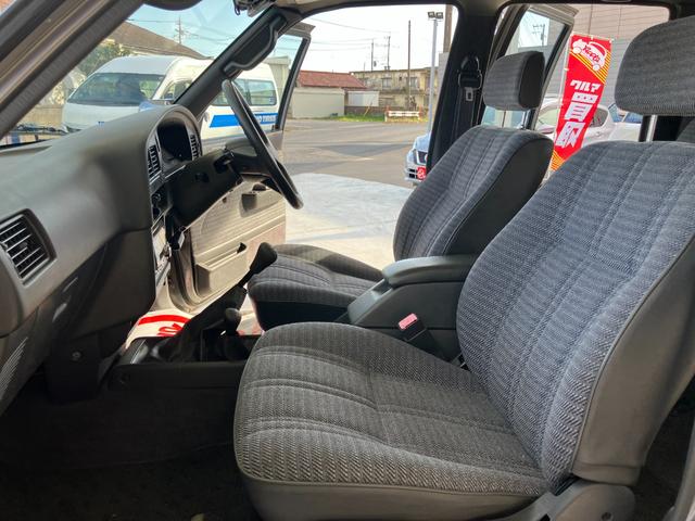 ハイラックスピックアップ ダブルキャブ　ＳＳＲ　４ＷＤ　ＭＴ　エアコン　ＣＤ　カセット	スペアキー有り　タイミングベルトＨ２８年６月１５日８４，０００ｋｍ時交換ステッカー有り　５速マニュアル車両　４ＷＤ　社外１５インチ　社外オーディオ　ＣＤ　ラジオ（55枚目）