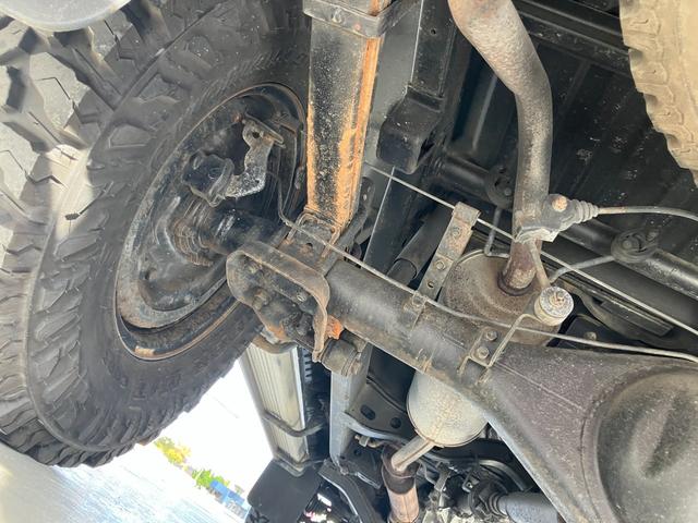 ハイラックスピックアップ ダブルキャブ　ＳＳＲ　４ＷＤ　ＭＴ　エアコン　ＣＤ　カセット	スペアキー有り　タイミングベルトＨ２８年６月１５日８４，０００ｋｍ時交換ステッカー有り　５速マニュアル車両　４ＷＤ　社外１５インチ　社外オーディオ　ＣＤ　ラジオ（58枚目）