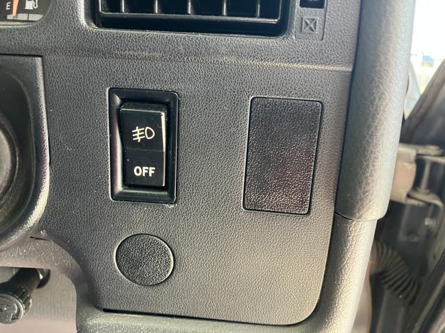 ハイラックスピックアップ ダブルキャブ　ＳＳＲ　４ＷＤ　ＭＴ　エアコン　ＣＤ　カセット	スペアキー有り　タイミングベルトＨ２８年６月１５日８４，０００ｋｍ時交換ステッカー有り　５速マニュアル車両　４ＷＤ　社外１５インチ　社外オーディオ　ＣＤ　ラジオ（60枚目）