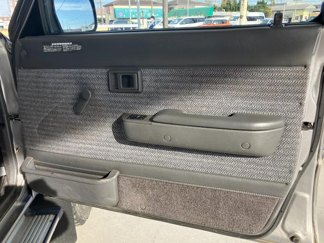 ハイラックスピックアップ ダブルキャブ　ＳＳＲ　４ＷＤ　ＭＴ　エアコン　ＣＤ　カセット	スペアキー有り　タイミングベルトＨ２８年６月１５日８４，０００ｋｍ時交換ステッカー有り　５速マニュアル車両　４ＷＤ　社外１５インチ　社外オーディオ　ＣＤ　ラジオ（61枚目）