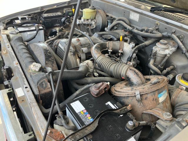 ハイラックスピックアップ ダブルキャブ　ＳＳＲ　４ＷＤ　ＭＴ　エアコン　ＣＤ　カセット	スペアキー有り　タイミングベルトＨ２８年６月１５日８４，０００ｋｍ時交換ステッカー有り　５速マニュアル車両　４ＷＤ　社外１５インチ　社外オーディオ　ＣＤ　ラジオ（62枚目）