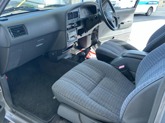 ハイラックスピックアップ ダブルキャブ　ＳＳＲ　４ＷＤ　ＭＴ　エアコン　ＣＤ　カセット	スペアキー有り　タイミングベルトＨ２８年６月１５日８４，０００ｋｍ時交換ステッカー有り　５速マニュアル車両　４ＷＤ　社外１５インチ　社外オーディオ　ＣＤ　ラジオ（63枚目）