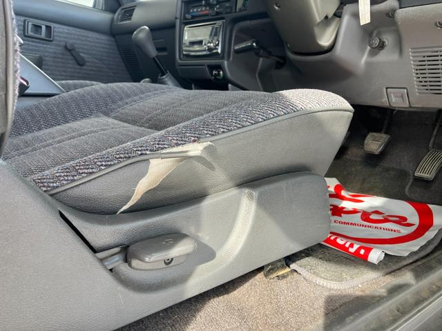 ハイラックスピックアップ ダブルキャブ　ＳＳＲ　４ＷＤ　ＭＴ　エアコン　ＣＤ　カセット	スペアキー有り　タイミングベルトＨ２８年６月１５日８４，０００ｋｍ時交換ステッカー有り　５速マニュアル車両　４ＷＤ　社外１５インチ　社外オーディオ　ＣＤ　ラジオ（64枚目）