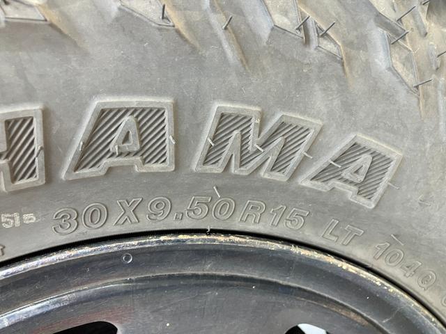 ハイラックスピックアップ ダブルキャブ　ＳＳＲ　４ＷＤ　ＭＴ　エアコン　ＣＤ　カセット	スペアキー有り　タイミングベルトＨ２８年６月１５日８４，０００ｋｍ時交換ステッカー有り　５速マニュアル車両　４ＷＤ　社外１５インチ　社外オーディオ　ＣＤ　ラジオ（65枚目）