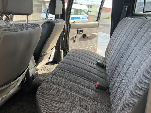 ハイラックスピックアップ ダブルキャブ　ＳＳＲ　４ＷＤ　ＭＴ　エアコン　ＣＤ　カセット	スペアキー有り　タイミングベルトＨ２８年６月１５日８４，０００ｋｍ時交換ステッカー有り　５速マニュアル車両　４ＷＤ　社外１５インチ　社外オーディオ　ＣＤ　ラジオ（66枚目）