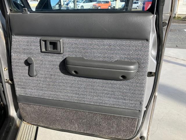 ハイラックスピックアップ ダブルキャブ　ＳＳＲ　４ＷＤ　ＭＴ　エアコン　ＣＤ　カセット	スペアキー有り　タイミングベルトＨ２８年６月１５日８４，０００ｋｍ時交換ステッカー有り　５速マニュアル車両　４ＷＤ　社外１５インチ　社外オーディオ　ＣＤ　ラジオ（67枚目）