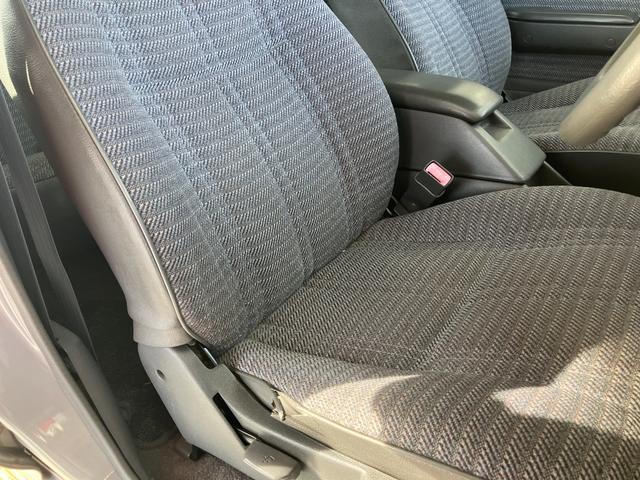 ハイラックスピックアップ ダブルキャブ　ＳＳＲ　４ＷＤ　ＭＴ　エアコン　ＣＤ　カセット	スペアキー有り　タイミングベルトＨ２８年６月１５日８４，０００ｋｍ時交換ステッカー有り　５速マニュアル車両　４ＷＤ　社外１５インチ　社外オーディオ　ＣＤ　ラジオ（70枚目）