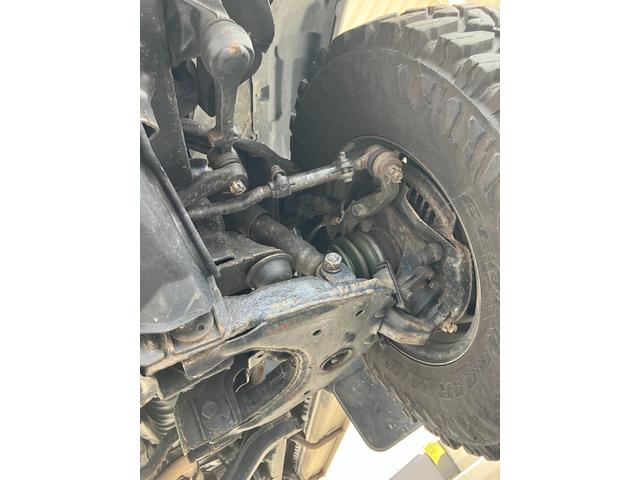 ハイラックスピックアップ ダブルキャブ　ＳＳＲ　４ＷＤ　ＭＴ　エアコン　ＣＤ　カセット	スペアキー有り　タイミングベルトＨ２８年６月１５日８４，０００ｋｍ時交換ステッカー有り　５速マニュアル車両　４ＷＤ　社外１５インチ　社外オーディオ　ＣＤ　ラジオ（72枚目）