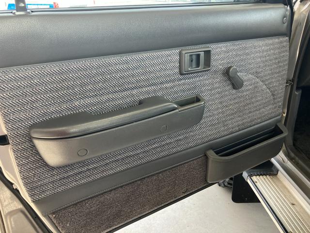 ハイラックスピックアップ ダブルキャブ　ＳＳＲ　４ＷＤ　ＭＴ　エアコン　ＣＤ　カセット	スペアキー有り　タイミングベルトＨ２８年６月１５日８４，０００ｋｍ時交換ステッカー有り　５速マニュアル車両　４ＷＤ　社外１５インチ　社外オーディオ　ＣＤ　ラジオ（73枚目）