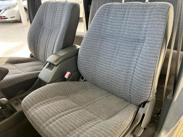 ハイラックスピックアップ ダブルキャブ　ＳＳＲ　４ＷＤ　ＭＴ　エアコン　ＣＤ　カセット	スペアキー有り　タイミングベルトＨ２８年６月１５日８４，０００ｋｍ時交換ステッカー有り　５速マニュアル車両　４ＷＤ　社外１５インチ　社外オーディオ　ＣＤ　ラジオ（75枚目）