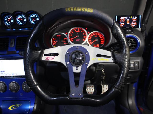 インプレッサ ＷＲＸ　ＳＴｉ　アプライドＧ型　ＭＯＭＯステアリング　ワークスベルステアリングボス　デフィ追加メーター　ブースト計　油温計　水温系　ＨＫＳサイレントハイパワーマフラー　三菱メモリーナビ　フルセグ　ＥＴＣ　ＨＩＤ（57枚目）