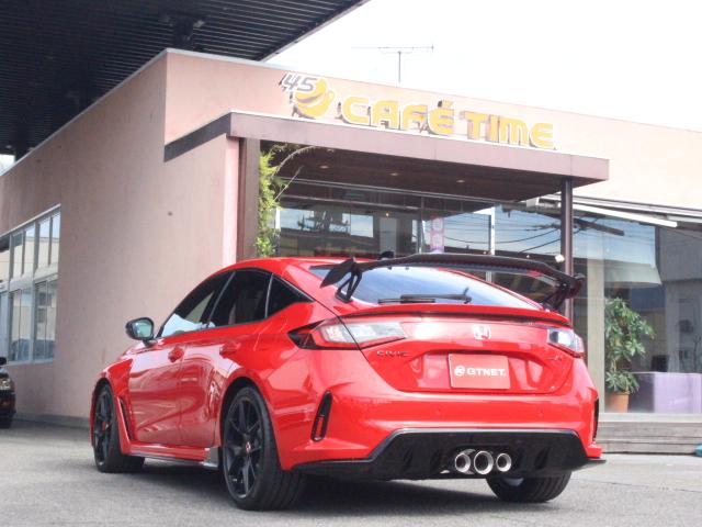 シビック タイプR レーシングブラックパッケージ 1オーナー 純正OPカーボンテールゲートスポイラー RBP専用ブラック内装 ワイヤレス充電器 自動防眩ルームミラー Honda SENSING ホンダコネクトディスプレー ETC2.0 ナビTV(4枚目)