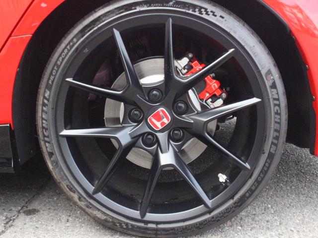 シビック タイプR レーシングブラックパッケージ 1オーナー 純正OPカーボンテールゲートスポイラー RBP専用ブラック内装 ワイヤレス充電器 自動防眩ルームミラー Honda SENSING ホンダコネクトディスプレー ETC2.0 ナビTV(8枚目)