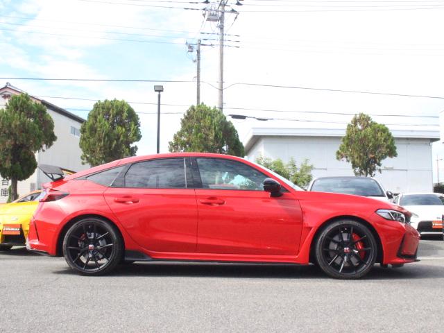 シビック タイプR レーシングブラックパッケージ 1オーナー 純正OPカーボンテールゲートスポイラー RBP専用ブラック内装 ワイヤレス充電器 自動防眩ルームミラー Honda SENSING ホンダコネクトディスプレー ETC2.0 ナビTV(18枚目)