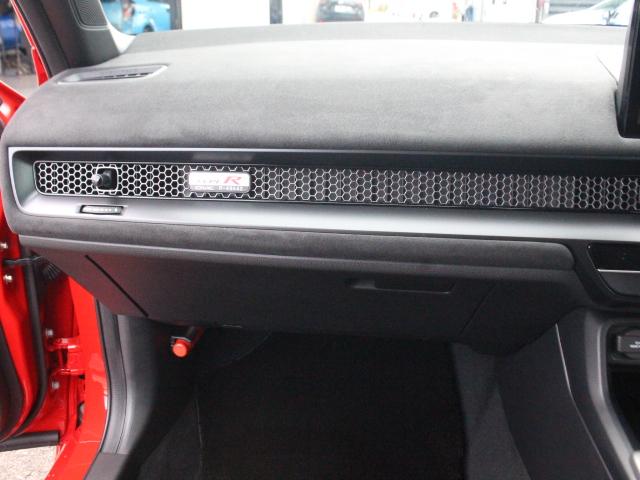 シビック タイプR レーシングブラックパッケージ 1オーナー 純正OPカーボンテールゲートスポイラー RBP専用ブラック内装 ワイヤレス充電器 自動防眩ルームミラー Honda SENSING ホンダコネクトディスプレー ETC2.0 ナビTV(32枚目)