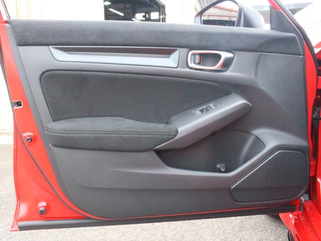 シビック タイプR レーシングブラックパッケージ 1オーナー 純正OPカーボンテールゲートスポイラー RBP専用ブラック内装 ワイヤレス充電器 自動防眩ルームミラー Honda SENSING ホンダコネクトディスプレー ETC2.0 ナビTV(39枚目)