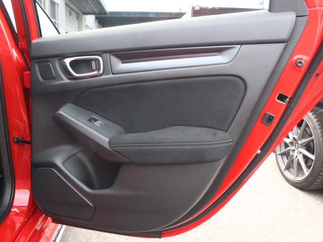 シビック タイプR レーシングブラックパッケージ 1オーナー 純正OPカーボンテールゲートスポイラー RBP専用ブラック内装 ワイヤレス充電器 自動防眩ルームミラー Honda SENSING ホンダコネクトディスプレー ETC2.0 ナビTV(42枚目)