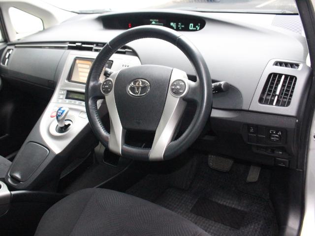 プリウス Ｓ　純正ＳＤナビ　Ｂカメラ　ＥＴＣ　ワンセグ　ＨＩＤ　オートライト　純正１５ＡＷ　カーテンサイドエアバッグ　ミラー一体型ドラレコ　スマートキー　プッシュスタート（9枚目）