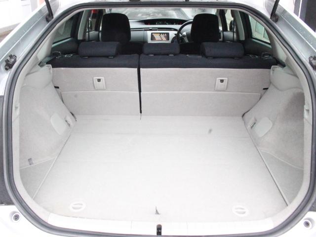 プリウス Ｓ　純正ＳＤナビ　Ｂカメラ　ＥＴＣ　ワンセグ　ＨＩＤ　オートライト　純正１５ＡＷ　カーテンサイドエアバッグ　ミラー一体型ドラレコ　スマートキー　プッシュスタート（30枚目）