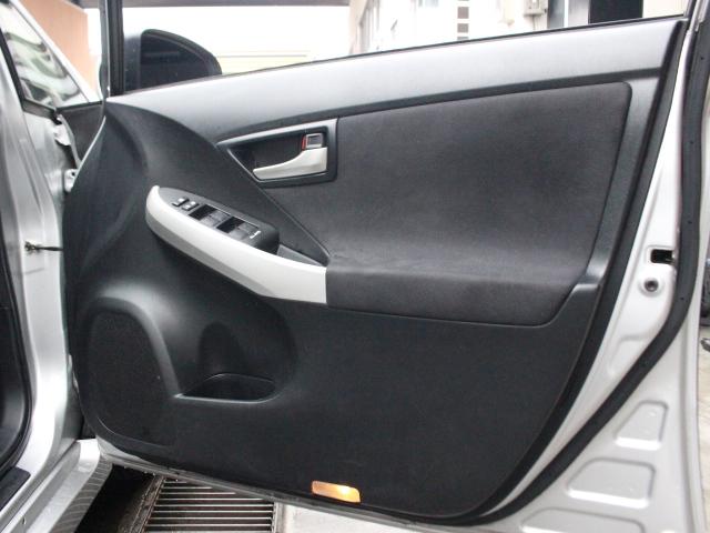 プリウス Ｓ　純正ＳＤナビ　Ｂカメラ　ＥＴＣ　ワンセグ　ＨＩＤ　オートライト　純正１５ＡＷ　カーテンサイドエアバッグ　ミラー一体型ドラレコ　スマートキー　プッシュスタート（32枚目）