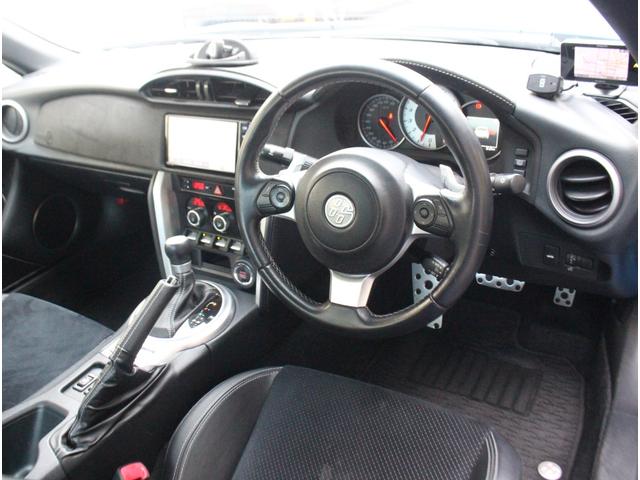 86 GTリミテッド ブラックパッケージ ブレンボキャリパー 専用ブラック塗装17インチアルミ 専用ブラック塗装リアスポ 専用ブラック塗装ドアミラー コーナーセンサー 純正SDナビ ハーフレザーシート シートヒーター ケンウッド前後ドラレコ(9枚目)