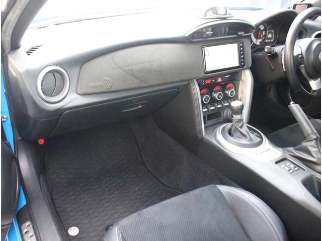 86 GTリミテッド ブラックパッケージ ブレンボキャリパー 専用ブラック塗装17インチアルミ 専用ブラック塗装リアスポ 専用ブラック塗装ドアミラー コーナーセンサー 純正SDナビ ハーフレザーシート シートヒーター ケンウッド前後ドラレコ(11枚目)