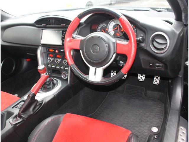 ８６ ＧＴリミテッド　ＴＲＤフルエアロ　アプライドＤ　クルーズコントロール　オートライト　ＨＩＤヘッドライト　ハーフレザーシート　シートヒーター　純正１７インチアルミ　純正ＳＤナビ　ブルートゥース接続可　バックカメラ（9枚目）