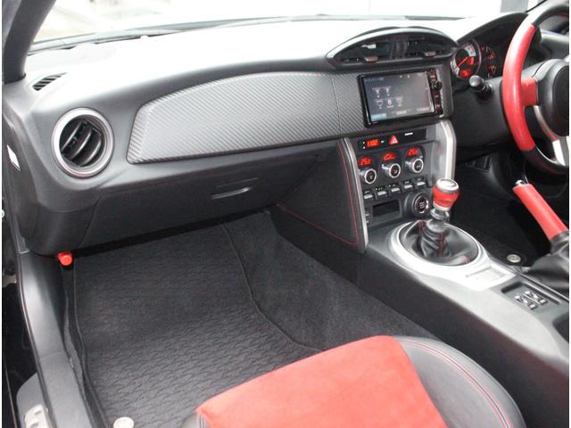 ８６ ＧＴリミテッド　ＴＲＤフルエアロ　アプライドＤ　クルーズコントロール　オートライト　ＨＩＤヘッドライト　ハーフレザーシート　シートヒーター　純正１７インチアルミ　純正ＳＤナビ　ブルートゥース接続可　バックカメラ（11枚目）