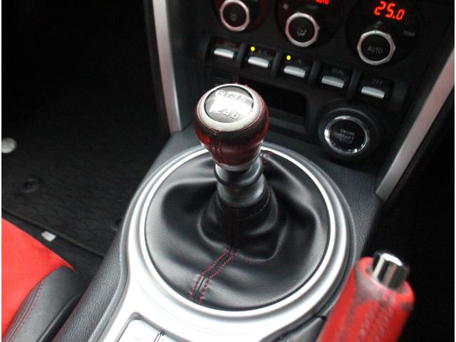 ８６ ＧＴリミテッド　ＴＲＤフルエアロ　アプライドＤ　クルーズコントロール　オートライト　ＨＩＤヘッドライト　ハーフレザーシート　シートヒーター　純正１７インチアルミ　純正ＳＤナビ　ブルートゥース接続可　バックカメラ（13枚目）