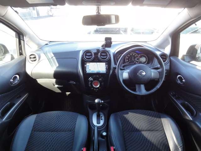 ノート １．２　メダリスト　純正ナビ（ＭＣ３１２Ｄ－Ｗ）　アラウンドビュモニター　イモビライザー　Ａストップ　インテリキー　オートエアコン　左右エアバック　バックビューモニター　メモリーナビ　ナビＴＶ　パワーウインドー　パワステ　運転席エアバッグ　ワンセグ（4枚目）
