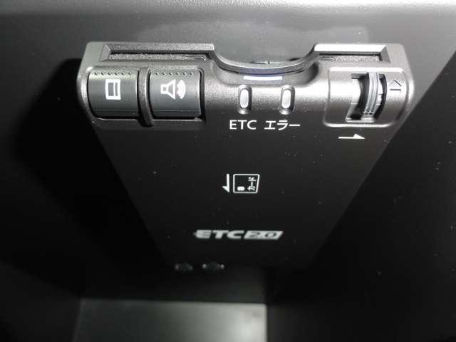 ノート １．２　ｅ－ＰＯＷＥＲ　Ｘ　シーギア　リミテッド　純正ナビ　レーンキープ　記録簿　ＬＥＤヘッド　エアコン　メモリーナビ　ＥＴＣ　エアバッグ　パワーウィンドウ　パワーステアリング　ＡＢＳ　アイドリングストップ　アルミホイール　ドラレコ　ワンオーナー　スマートキー（9枚目）